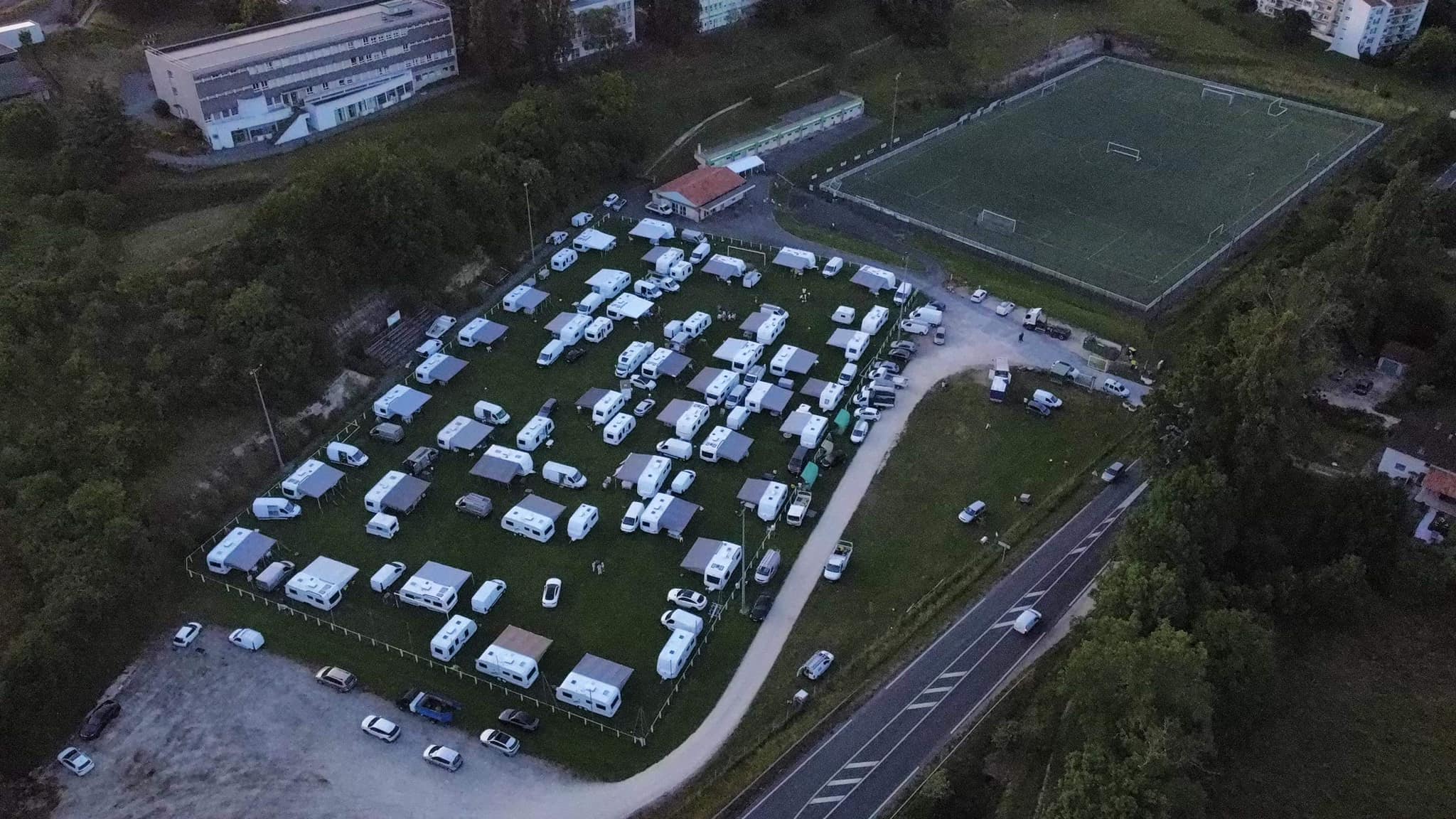Des caravanes s’installent sur un terrain de rugby